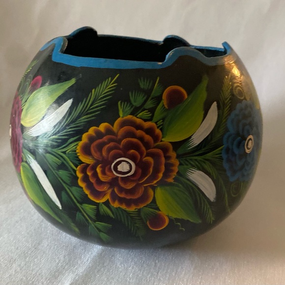 Gorgeous Vintage Folk Art Hand Painted Floral Gourd Trinket Box with Lid - Picture 7 of 16